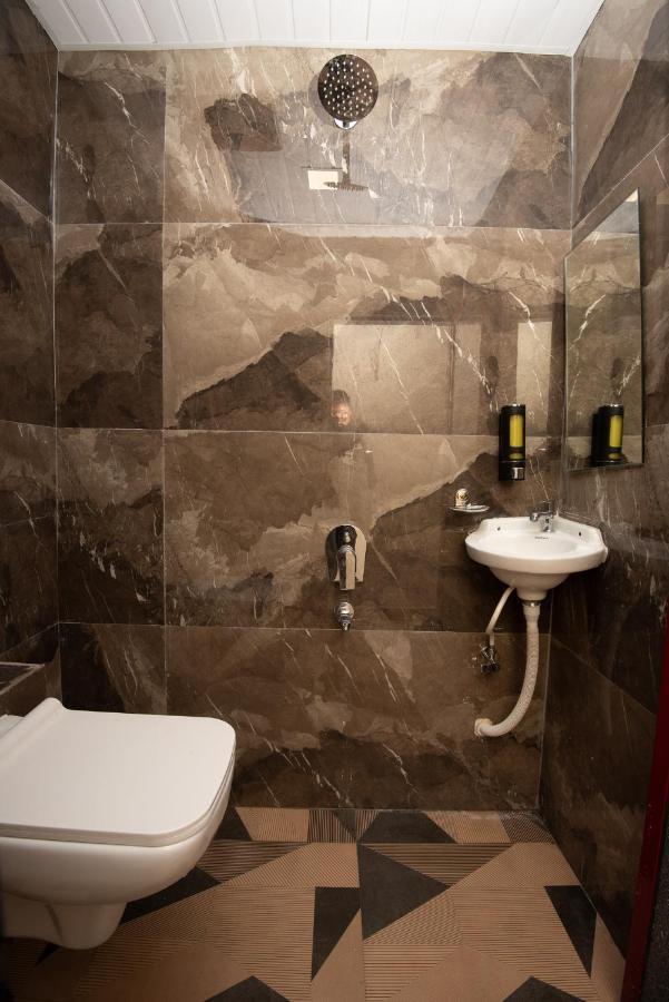 Hotel Priceless Suite Bombay Exhibition Centre Goregaon West Mumbai Bagian luar foto