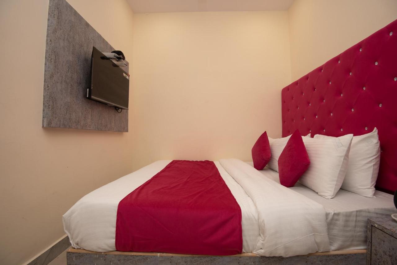 Hotel Priceless Suite Bombay Exhibition Centre Goregaon West Mumbai Bagian luar foto